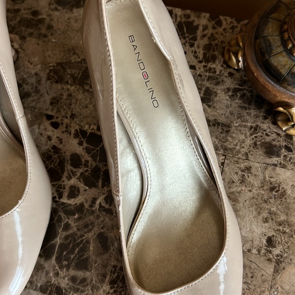 Bandolino Nude colored patent leather pumps. - Picture 4 of 7